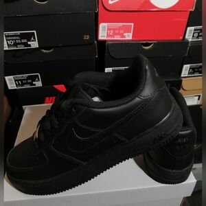 NIKE AIR FORCE 1 TRIPLE BLACK PREMIUM WOMEN'S US SIZE 8.5 BRAND NEW IN BOX